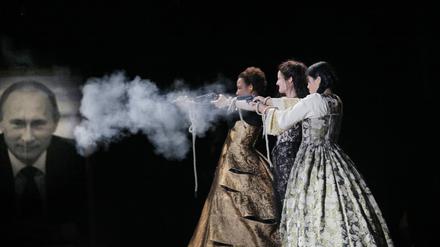 Zielscheibe Putin. Schon 2019 verschränkte Oliver Frijic im Berliner Gorki-Theater Tolstoi und Dostojewski in „Anna Karenina oder Arme Leute“. 