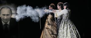 Zielscheibe Putin. Schon 2019 verschränkte Oliver Frijic im Berliner Gorki-Theater Tolstoi und Dostojewski in „Anna Karenina oder Arme Leute“. 