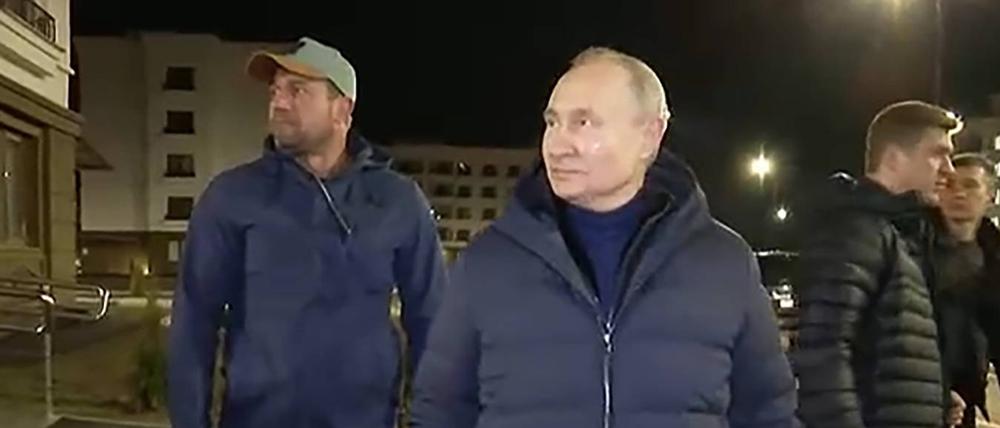 Ein Foto des russischen Präsidialamtes zeigt Wladimir Putin in der besetzten Stadt Mariupol. 