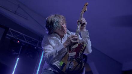 Thurston Moore lässt seine Gitarre aufheulen.