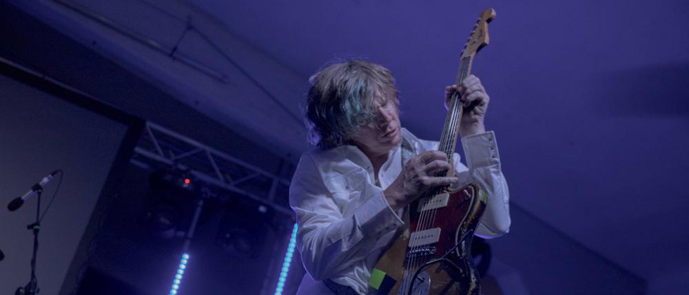 Thurston Moore lässt seine Gitarre aufheulen.