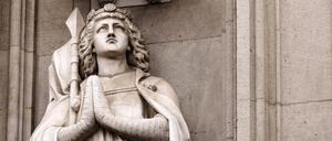 Eine Steinfigur am Kölner Dom blickt gen Himmel. Diverse Initiativen protestieren am Tag der Veröffentlichung des neuen Gutachtens zum Umgang mit sexuellem Missbrauch im Erzbistum Köln gegen die schleppende Aufarbeitung von Missbrauchsfällen in der katholischen Kirche. Themenbild, Symbolbild Köln, 18.03.2021 *** A stone figure at the Cologne Cathedral looks to the sky Various initiatives protest on the day of the publication of the new report on the handling of sexual abuse in the Archdiocese of Cologne against the slow processing of abuse cases in the Catholic Church Theme image, symbolic image Cologne, 18 03 2021 Foto:xC.xHardtx/xFuturexImage 