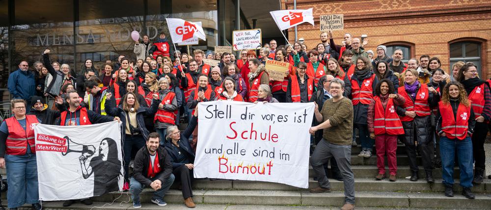„Stell dir vor, es ist Schule und alle sind im Burnout“: Plakat bei einem Warnstreik für kleinere Klassen.