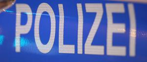 Schriftzug Polizei auf einem Einsatzwagen in Nahaufnahme.