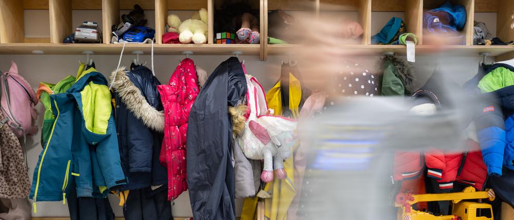 Ein Kind einer Kindergartengruppe der Kita Hoppsala nimmt an einer Bewegungseinheit teil.