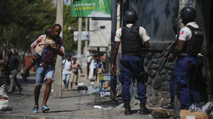 Die Gewalt unterbricht den Alltag der Menschen in Haiti immer wieder.