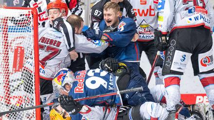 Es geht ordentlich zur Sache zwischen München mit Maximilian Kastner (in Blau) und  Bremerhaven mit Patrick Joseph Alber. 