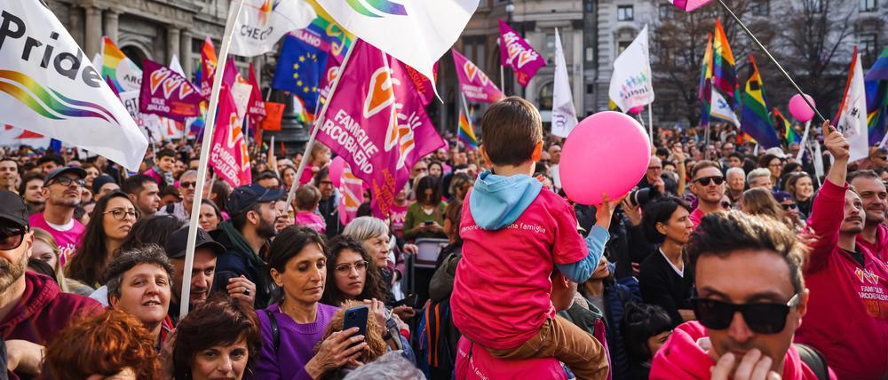 Nach dem Aus für die Registrierung von Regenbogenkindern in Mailand gingen am vergangenen Samstag Eltern und Kinder auf die Straße - hier auf dem Platz vor der Scala, dem weltberühmten Opernhaus.