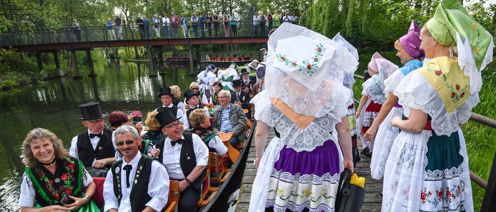 Frauen in sorbischer Festtagstracht in Lübben (Brandenburg).