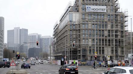 Zum Verwechseln ähnlich: Ein Hotelneubau am Petriplatz in der Breiten Straße in Mitte.