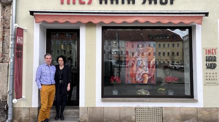 Das Ehepaar Eckstein vor dem Friseursalon am Marktplatz Dippoldiswalde. 