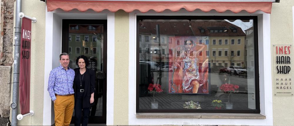 Das Ehepaar Eckstein vor dem Friseursalon am Marktplatz Dippoldiswalde. 
