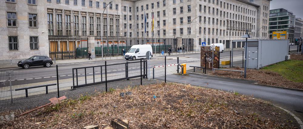 Das Finanzministerium will die Pläne für einen möglichen Erweiterungsbau gegenüber dem bisherigen Hauptsitz noch einmal überprüfen.