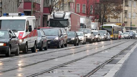 In langen Staus befinden sich Fahrzeuge am 06.11.2014 wegen des Bahnstreiks an einer Nebenstraße im Berliner Stadtteil Köpenick. Die Gewerkschaft Deutscher Lokomotivführer (GDL) hat den längsten Streik in der Geschichte der Deutschen Bahn angekündigt. Der Ausstand begann am Mittwoch im Güterverkehr und soll am Montag (10.11.2014) in den Morgenstunden enden. Foto: Wolfgang Kumm/dpa ++ +++ dpa-Bildfunk +++