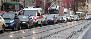 In langen Staus befinden sich Fahrzeuge am 06.11.2014 wegen des Bahnstreiks an einer Nebenstraße im Berliner Stadtteil Köpenick. Die Gewerkschaft Deutscher Lokomotivführer (GDL) hat den längsten Streik in der Geschichte der Deutschen Bahn angekündigt. Der Ausstand begann am Mittwoch im Güterverkehr und soll am Montag (10.11.2014) in den Morgenstunden enden. Foto: Wolfgang Kumm/dpa ++ +++ dpa-Bildfunk +++