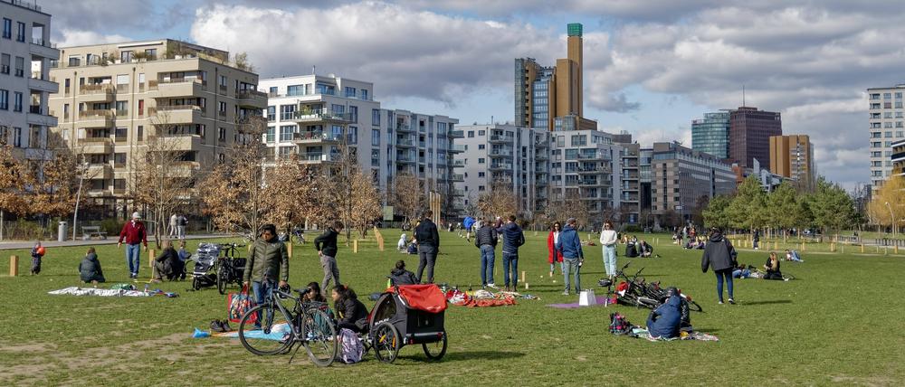 Kritiker der Pläne „Urbane Mitte“ finden, dass die geplanten Hochhäuser die Grünfläche verschatten werden.