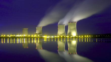 ARCHIV - 09.02.2007, Frankreich, Cattenom: Das französische Atomkraftwerk Cattenom nahe der deutschen Grenze, spiegelt sich im Wasser des nahegelegenen Sees. Nach dem Feststellen neuer Korrosionsprobleme an Atomkraftwerken in Frankreich sind an zwei weiteren Reaktoren Risse in Rohrleitungen entdeckt worden. Betroffen seien das Kraftwerk Cattenom an der Mosel unweit der deutschen Grenze sowie ein Reaktorblock des AKW Penly am Ärmelkanal, sagte eine Sprecherin der französischen Atomsicherheitsbehörde (ASN) am Freitag. Foto: epa Karaba/EPA_FILE/dpa +++ dpa-Bildfunk +++