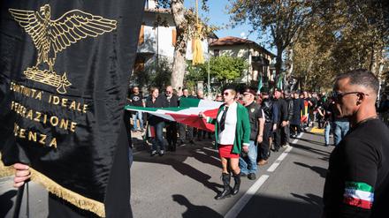 Oktober 2022: Faschisten marschieren vor Mussolinis Grab.