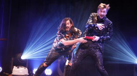 Schabernack darf auch sein. Siegfried (blond) und Joy (brünett) im Tipi am Kanzleramt.