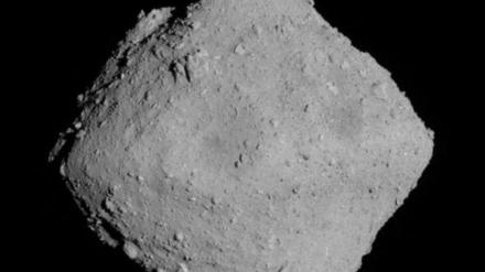 Im Gesteinsstaub des Asteroiden Ryugu stecken Bausteine des Erbgutmoleküls RNA. 