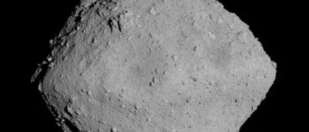 Im Gesteinsstaub des Asteroiden Ryugu stecken Bausteine des Erbgutmoleküls RNA.