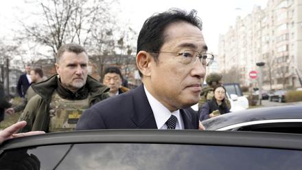 21.03.2023, Ukraine, Butscha: Fumio Kishida (M), Premierminister von Japan, steigt nach seinem Besuch einer Kirche in ein Auto ein. Kishida ist zu einem überraschenden Besuch in die Ukraine gereist. Foto: Iori Sagisawa/Kyodo News via AP/dpa - ACHTUNG: Nur zur redaktionellen Verwendung und nur mit vollständiger Nennung des vorstehenden Credits +++ dpa-Bildfunk +++