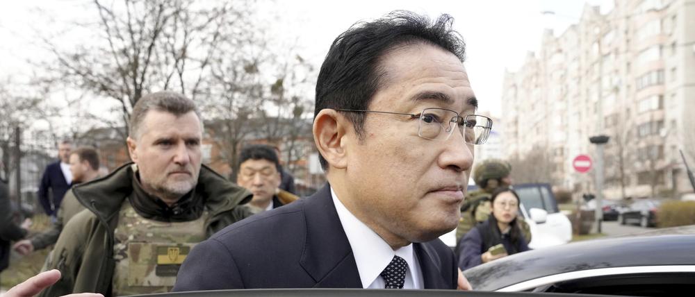 21.03.2023, Ukraine, Butscha: Fumio Kishida (M), Premierminister von Japan, steigt nach seinem Besuch einer Kirche in ein Auto ein. Kishida ist zu einem überraschenden Besuch in die Ukraine gereist. Foto: Iori Sagisawa/Kyodo News via AP/dpa - ACHTUNG: Nur zur redaktionellen Verwendung und nur mit vollständiger Nennung des vorstehenden Credits +++ dpa-Bildfunk +++