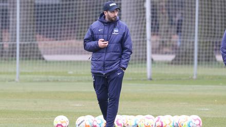 Kritischer Blick. Sandro Schwarz, der Trainer von Hertha BSC, bei der Einheit am Dienstag.