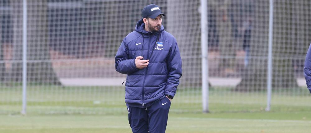 Kritischer Blick. Sandro Schwarz, der Trainer von Hertha BSC, bei der Einheit am Dienstag.