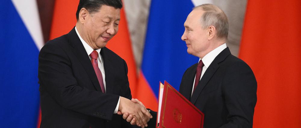 Wladimir Putin (r), Präsident von Russland und Xi Jinping, Präsident von China, schütteln sich die Hände während einer Unterzeichnungszeremonie im Anschluss an ihre Gespräche im Großen Kremlpalast im März 2023. 