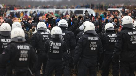 Polizisten und Demonstranten bei einer Demonstration in Lützerath
