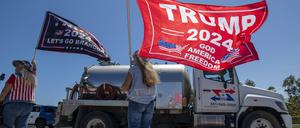 Trump-Anhänger demonstrieren vor dessen Anwesen Mar-a-Lago für den Ex-Präsidenten.
