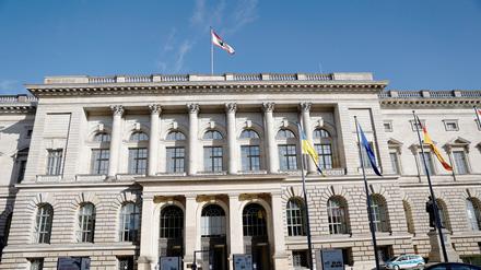 Vor dem Abgeordnetenhaus von Berlin wollen Pflegekräfte für eine Kammer demonstrieren