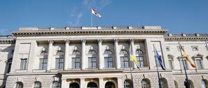 Vor dem Abgeordnetenhaus von Berlin wollen Pflegekräfte für eine Kammer demonstrieren