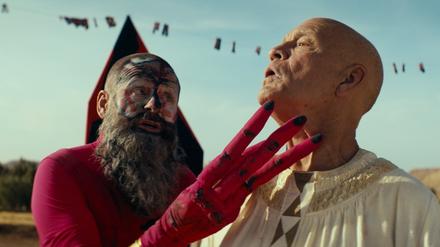 Samuel Finzi (links) und John Malkovich als Seneca in einer Szene des Films „Seneca“.