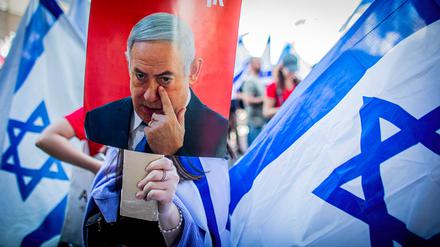 Demonstranten in Tel Aviv mit einem Bild von Israels Premier Benjamin Netanyahu. 