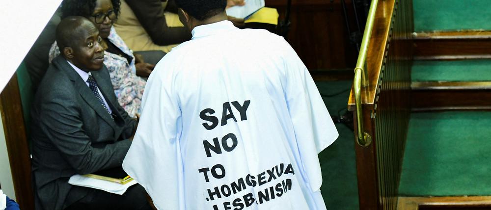 Ein Parlamentsmitglied mit einem Anti-Homosexuellen-Umhang am Dienstag im Parlament in Kampala.