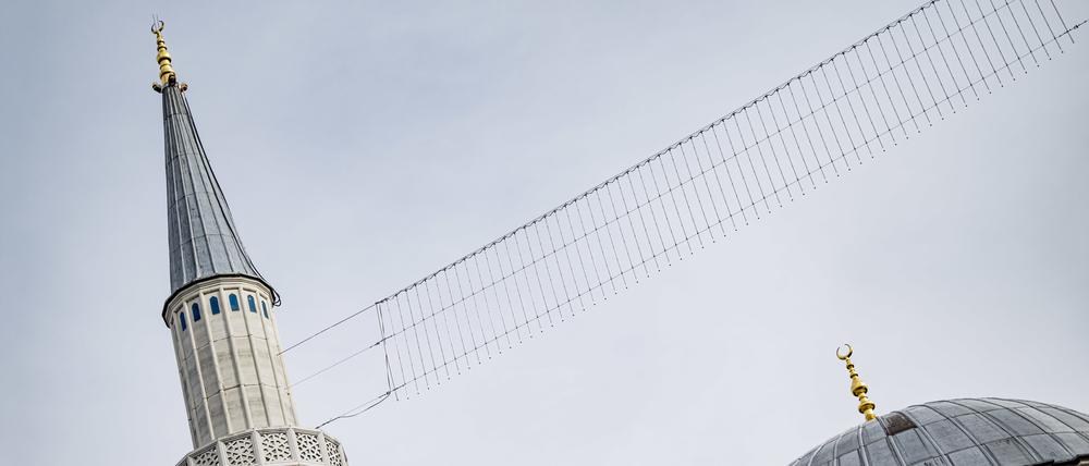 Die Sehitlik-Moschee in Berlin-Neukölln. Der Fastenmonat Ramadan beginnt offiziell an diesem Mittwochabend. Tagsüber verzichten gläubige Muslime auf Essen und Trinken. Erst nach Sonnenuntergang trifft man sich zum gemeinsamen Fastenbrechen. Besonders ist in diesem Jahr, dass sich Ramadan, die christliche Fastenzeit und Ostern sowie das jüdische Pessach überschneiden.