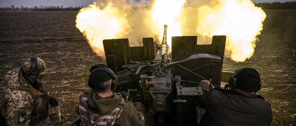Ukrainische Soldaten feuern mit einem Flugabwehrgeschütz auf russische Stellungen bei Bachmut am 20. März 2023