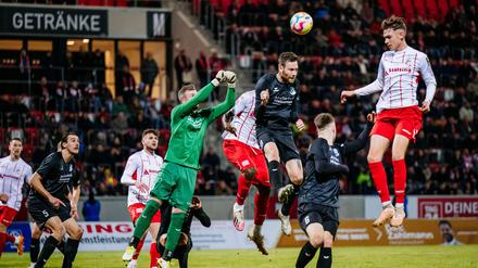 Leon Bätge (in Grün) blieb mit der VSG Altglienicke fast 700 Minuten lang ohne Gegentor.