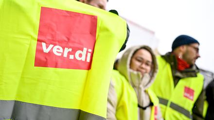 Mitarbeiter der Charité stehen bei einem Warnstreik vor dem Bettenhaus in Berlin-Mitte.