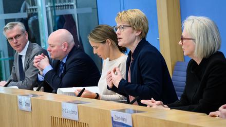 Die Wirtschaftsweisen: Martin Werding, Achim Truger, Ulrike Malmendier, Veronika Grimm und Monika Schnitzer (von links).