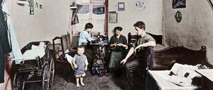 „Man kann einen Menschen mit einer Wohnung erschlagen wie mit einer Axt.“ Damit meinte Heinrich Zille wohl Wohnungen wie diese in der Kreuzberger Ritterstraße 124, fotografiert 1913, später digital koloriert: Quergebäude, Parterre. Stube ohne Heizung,  zugleich Arbeitsraum für Konfektion.