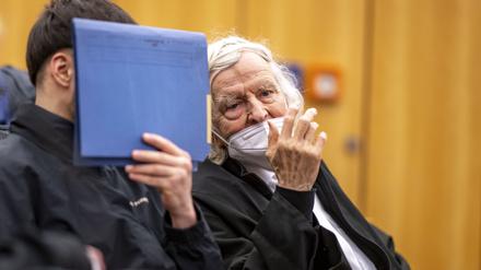 Der Angeklagte spricht vor der Urteilsverkündigung im Saal im Landgericht mit seinem Verteidiger Siegmund Benecken.