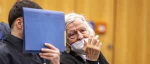 Der Angeklagte spricht vor der Urteilsverkündigung im Saal im Landgericht mit seinem Verteidiger Siegmund Benecken.