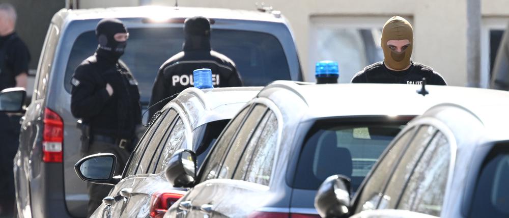 Einsatzkräfte bei einer Durchsuchung im baden-württembergischen Reutlingen.