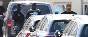 Einsatzkräfte bei einer Durchsuchung im baden-württembergischen Reutlingen.