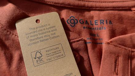 T-Shirt der Warenhauskette GALERIA Karstadt Kaufhof GmbH, gekauft in der Filiale Bremen, mit einem Label der Better Cotton Initiative BCI. Auf der Vorderseite des Etiketts steht: Wir sind stolzes Mitglied der Better Cotton Initiative. Indem du unsere Produkte aus Baumwolle kaufst, unterstützt du den nachhaltigeren Baumwollanbau. - Auf der Rückseite Foto steht allerdings eine Einschränkung, und das auch nur in Englisch: This product is sourced via a system of mass balance and therefore may not contain Better Cotton. Dieses Produkt wird über ein Massenbilanzsystem bezogen und enthält daher möglicherweise keine Better Cotton. - Die von zertifizierten Better-Cotton-Farmern gelieferte Baumwolle kann nämlich im Zuge der Lieferkette m