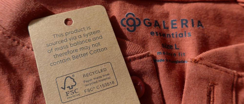 T-Shirt der Warenhauskette GALERIA Karstadt Kaufhof GmbH, gekauft in der Filiale Bremen, mit einem Label der Better Cotton Initiative BCI. Auf der Vorderseite des Etiketts steht: Wir sind stolzes Mitglied der Better Cotton Initiative. Indem du unsere Produkte aus Baumwolle kaufst, unterstützt du den nachhaltigeren Baumwollanbau. - Auf der Rückseite Foto steht allerdings eine Einschränkung, und das auch nur in Englisch: This product is sourced via a system of mass balance and therefore may not contain Better Cotton. Dieses Produkt wird über ein Massenbilanzsystem bezogen und enthält daher möglicherweise keine Better Cotton. - Die von zertifizierten Better-Cotton-Farmern gelieferte Baumwolle kann nämlich im Zuge der Lieferkette m