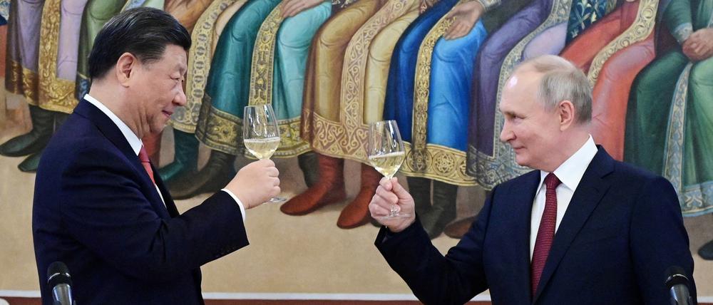 Staatsdinner im Facettenpalast des Kremls: Vor geradezu kitschiger Kulisse stoßen Xi Jinping und Wladimir Putin auf ihre neue, große Zusammenarbeit an.